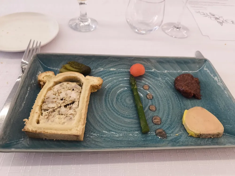 Terrine de Ris de Veau Salade de Magret Fumé Et Chutney de Fraises